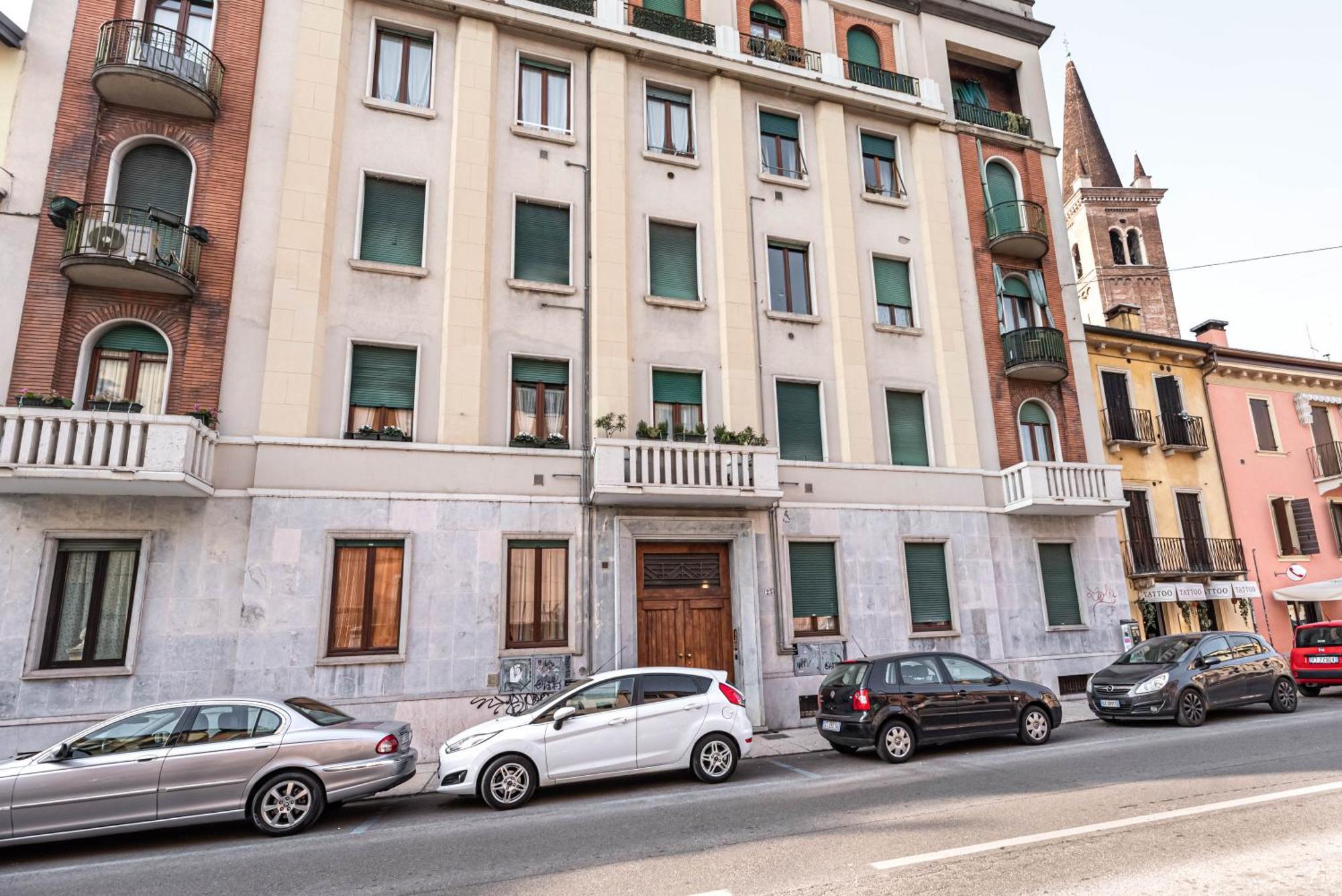 Piazza Isolo Central Apartment Verona Esterno foto