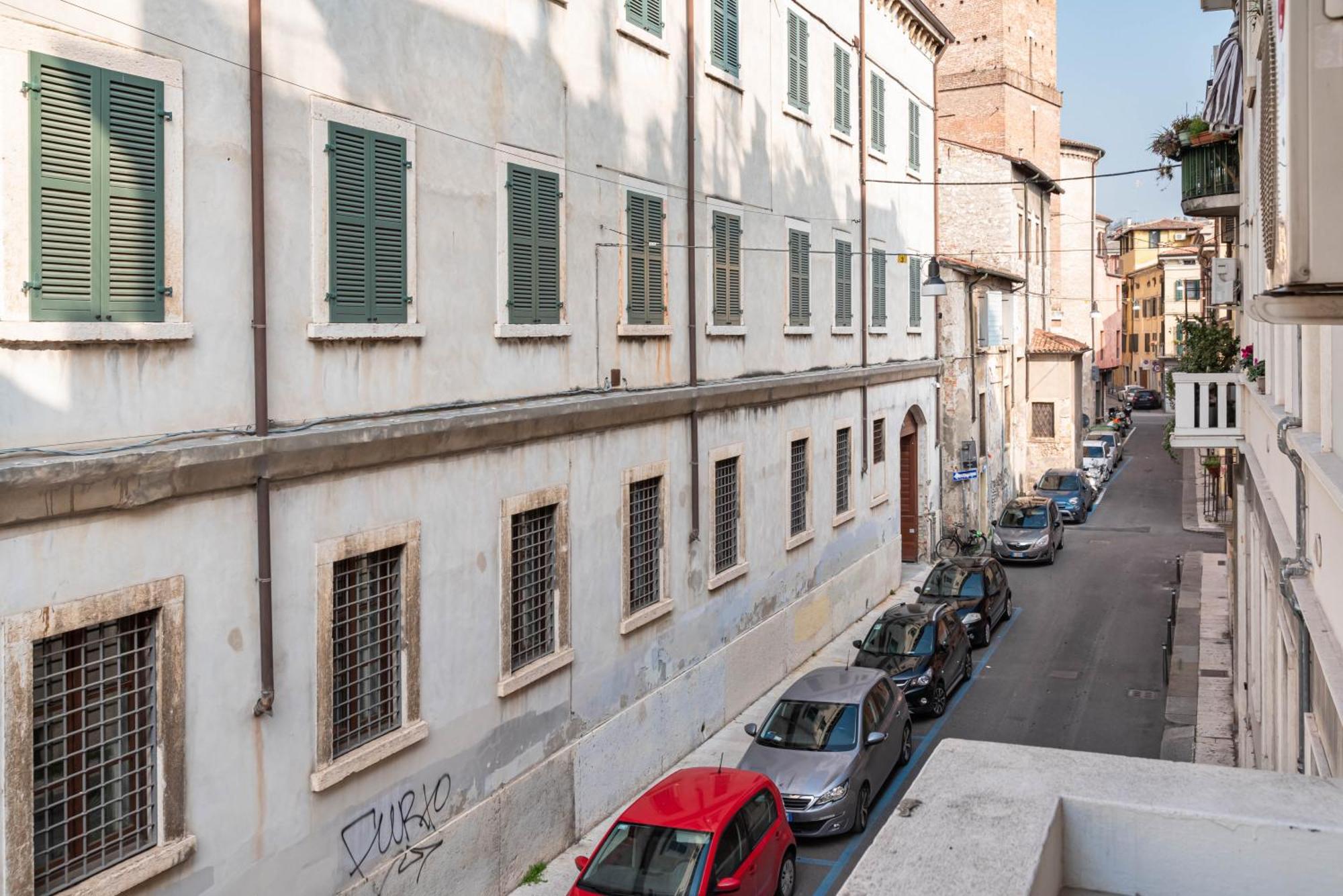 Piazza Isolo Central Apartment Verona Esterno foto